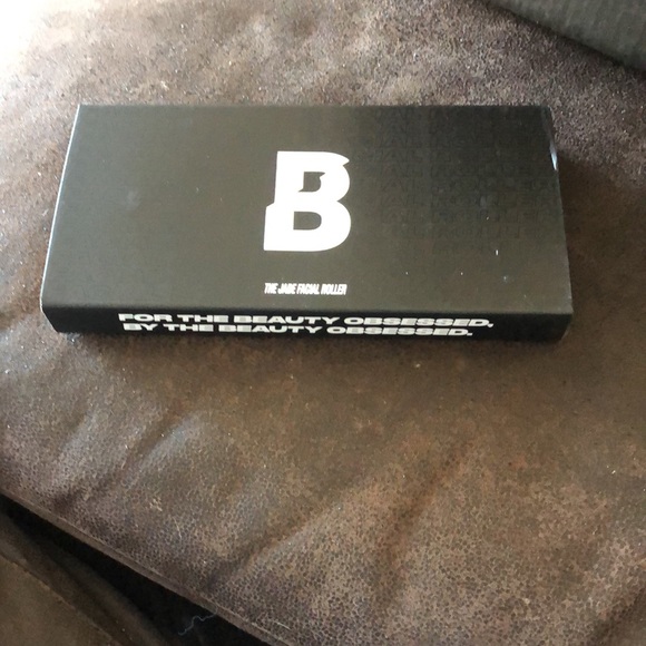 BY BEAUTY BAY THE JADE FACIAL ROLLER - Picture 3 of 5